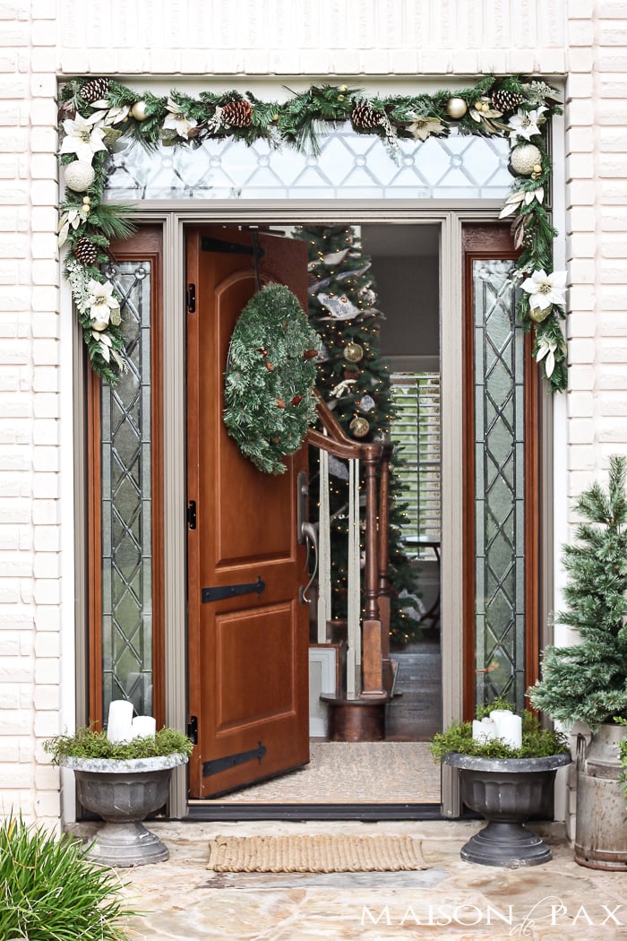 I love this simple, white and green look for the holidays! Classic greenery and white accents for a Christmas Front Porch | aiweb9ygdry.cmersite.com