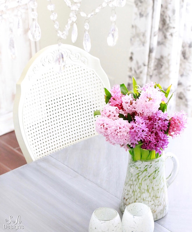 Tips for using florals in your home: Fresh flowers can be expensive and short lived... but they're not the only way to decorate with flowers! Don't miss these creative tips for decorating with florals!