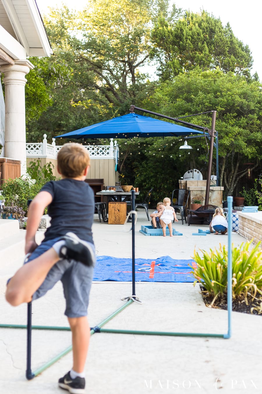 Make giant ring toss with your kids, plus tips for completing project with kids! #familyfun #familyproject #outdoorgames #kidfriendlyproject #diyproject