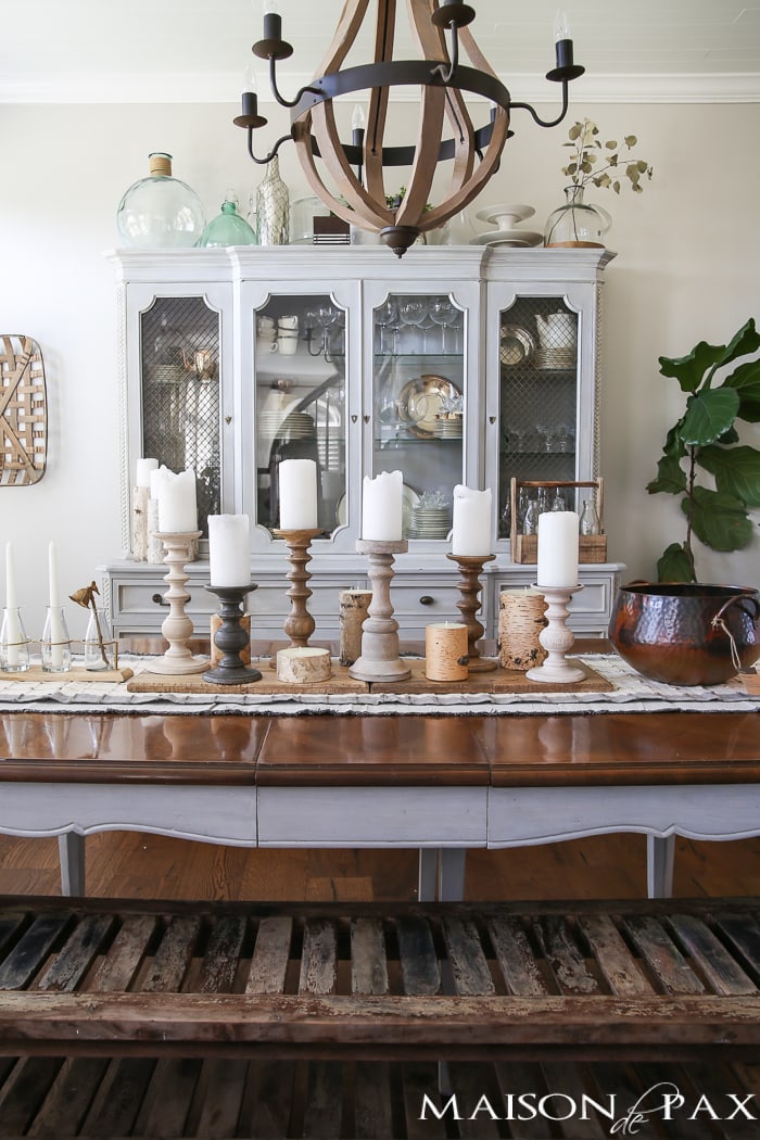 Love this super easy DIY centerpiece! So versatile... PLUS a checklist to help you get your Thanksgiving table ready.
