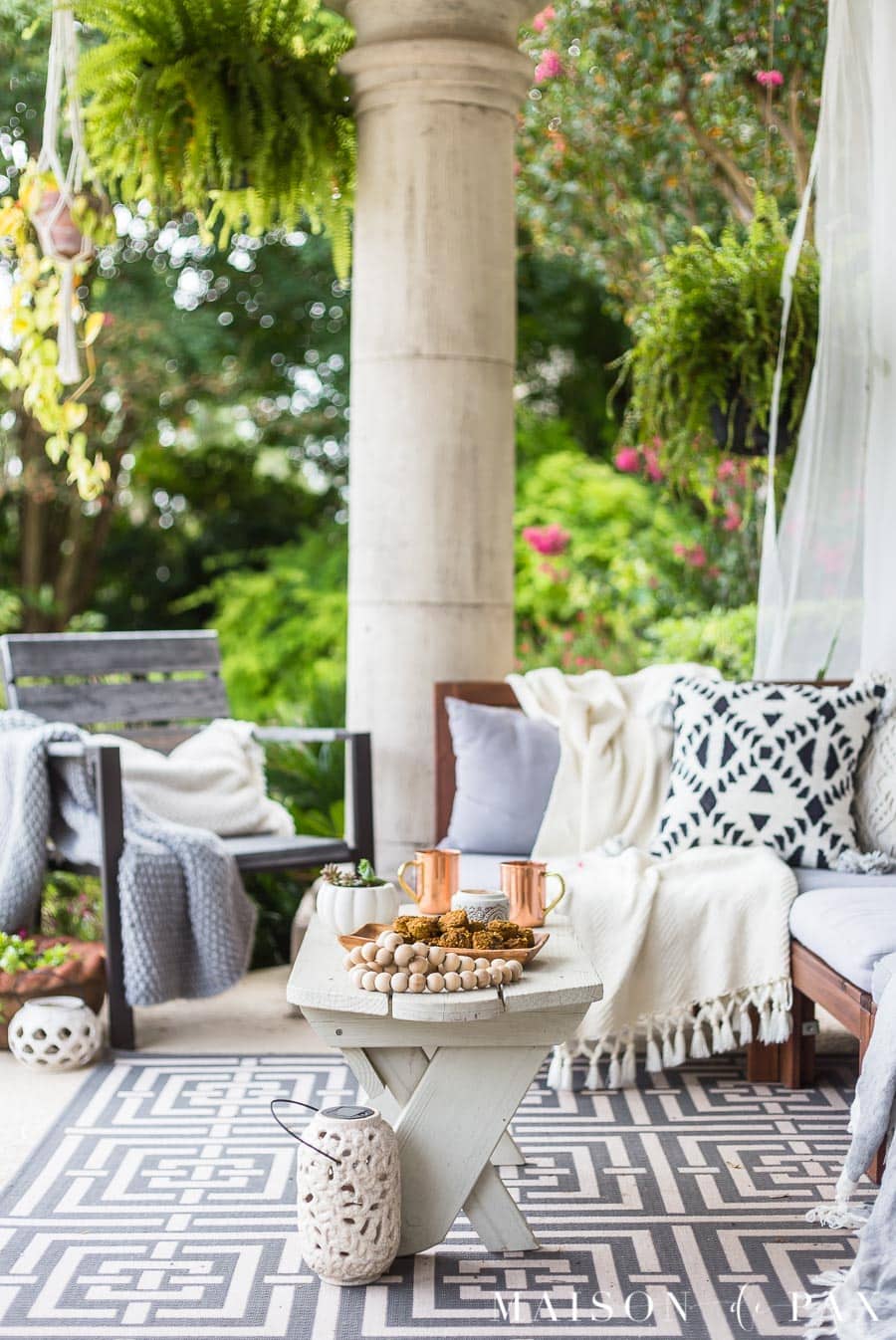 Black and White Fall Porch Decorating Ideas