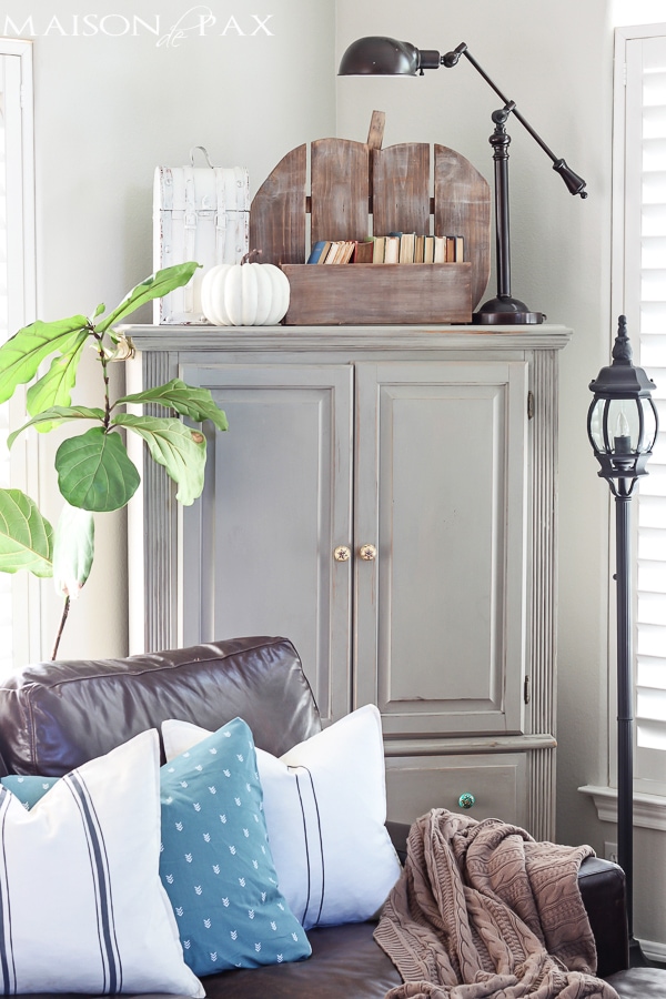 This DIY pumpkin crate is so cute and perfect for fall! Fill it with anything: pumpkins, flowers, fruit, or other fall decorations | aiweb9ygdry.cmersite.com