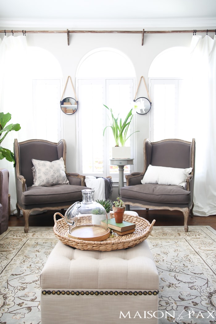 This casually elegant living room is all set to go for spring! Use these simple spring decorating ideas to get your home ready for spring.