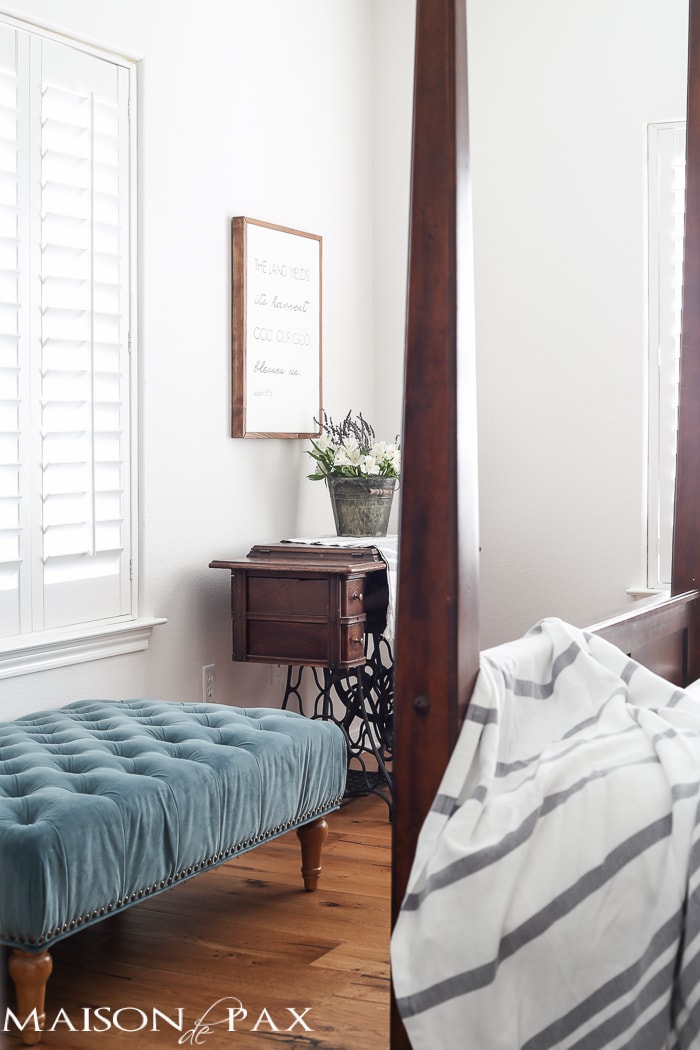 I love the serenity and simplicity of this white bedroom! What a beautiful home with light touches of greenery perfect for spring or summer | aiweb9ygdry.cmersite.com