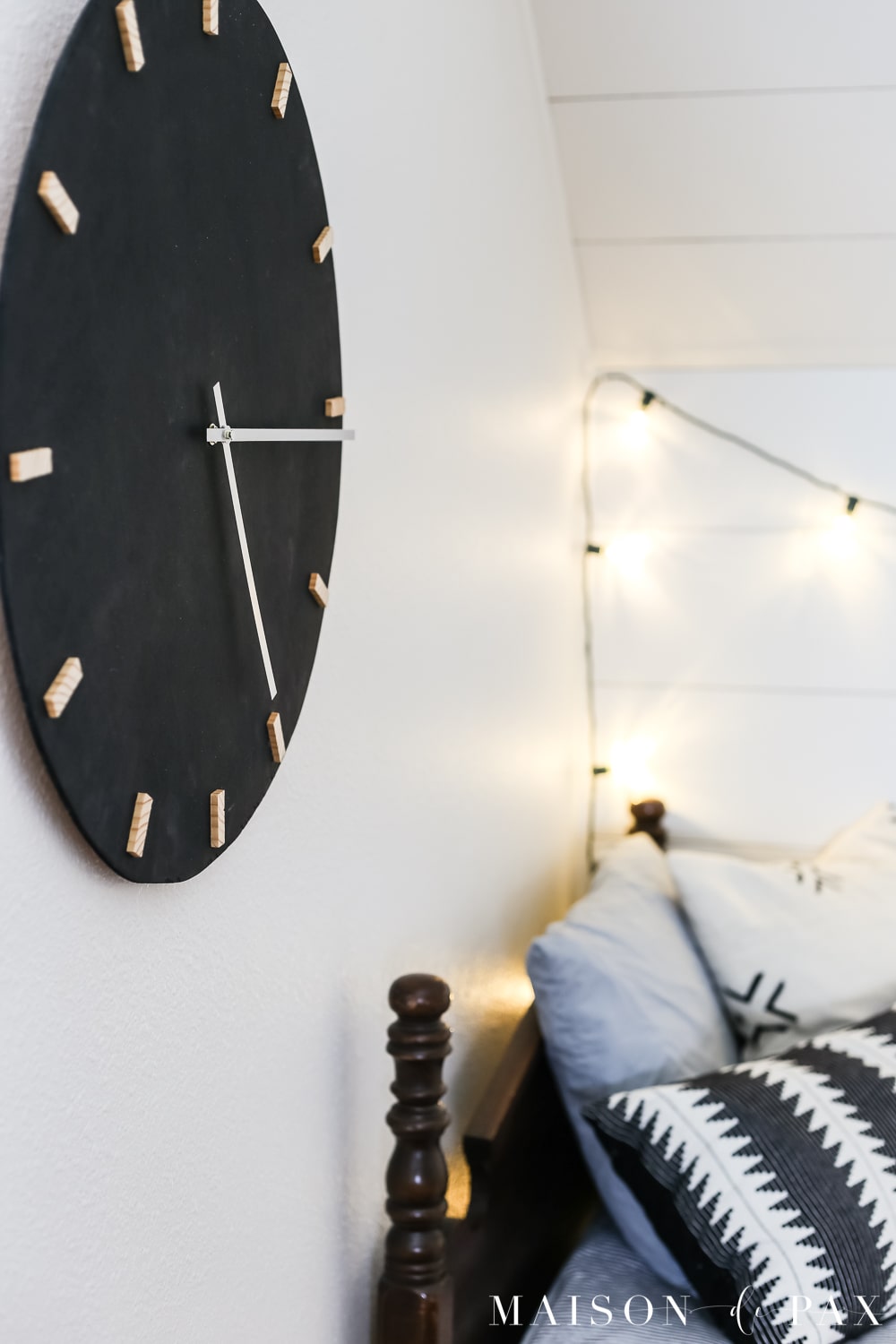 Love this black and wood wall clock!  Learn how to make this DIY black and wood giant wall clock for cheap! #wallart #diywallart #diyclock #wallclock #giantclock #modernfarmhouse #neutraldecor #kidsroom #boyroom #modernfarmhouse #blackandwhiteinteriors