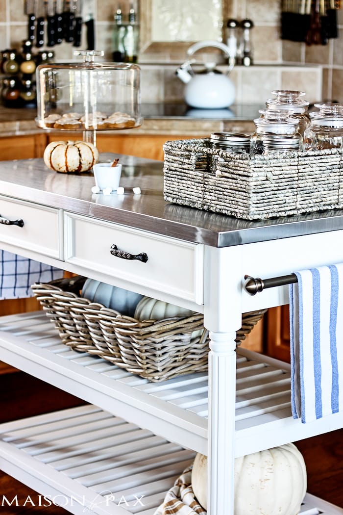 What an adorable idea! A hot chocolate and snack bar - perfect for fall and winter and all those holiday visitors | aiweb9ygdry.cmersite.com
