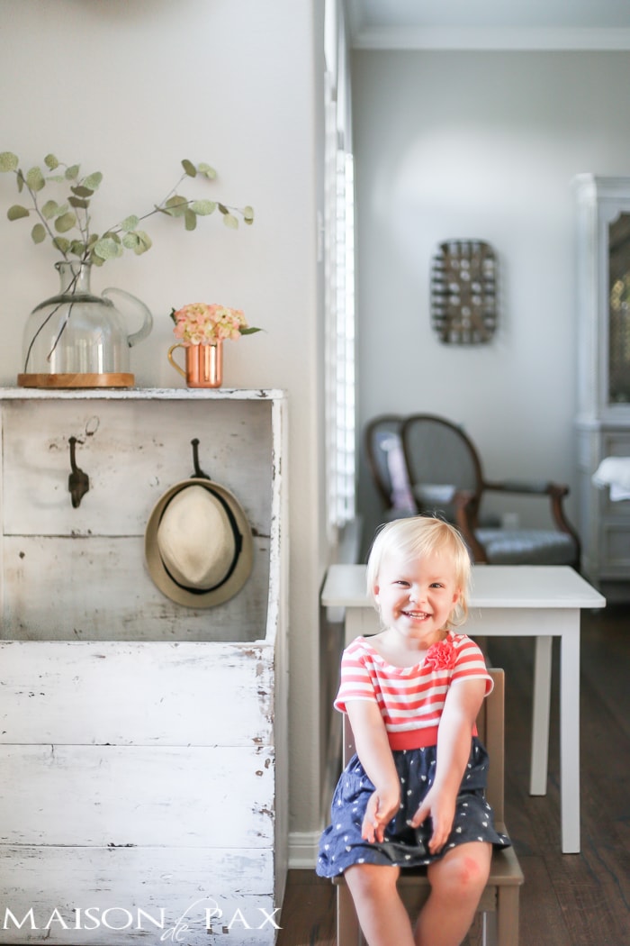 Such sweet, simple, farmhouse style! Tips for quick and easy decorating with flowers | aiweb9ygdry.cmersite.com