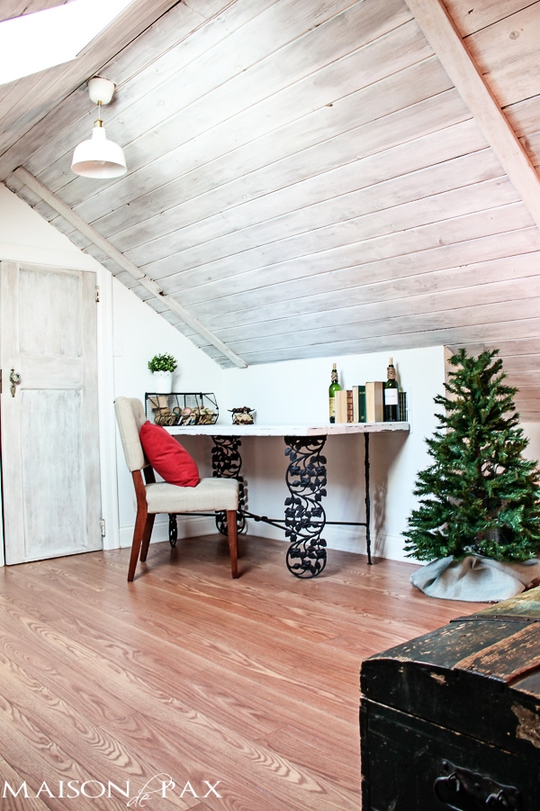 simple Christmas decor - 10 minutes to make your guest room perfectly festive for the holidays | aiweb9ygdry.cmersite.com