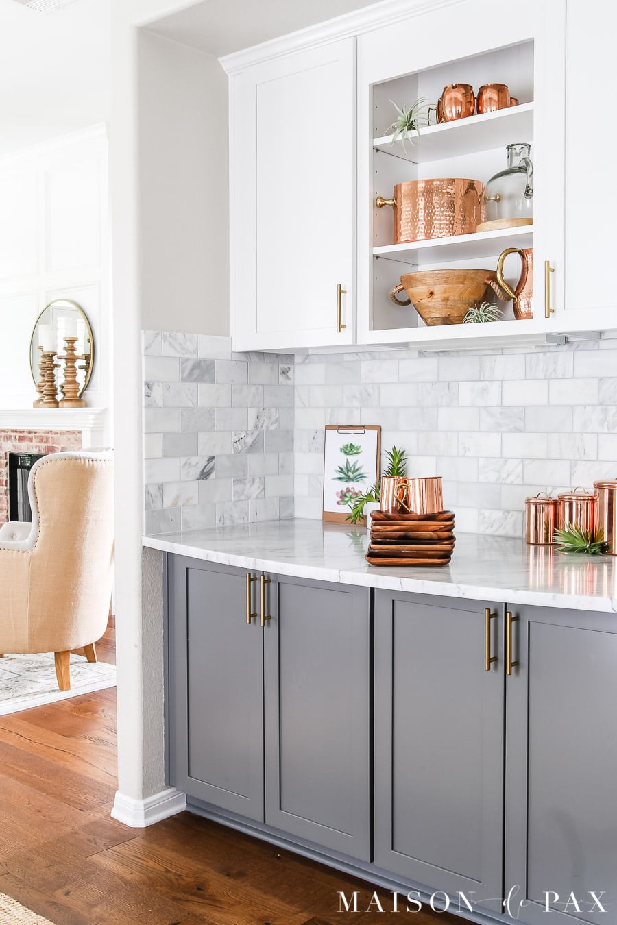 Efficient decorating ideas: mirror on mantel. Find out which accessories are most versatile in your home! #efficiency #budgetfriendly #budgetdecor #decoratingideas #accessories #homedecor