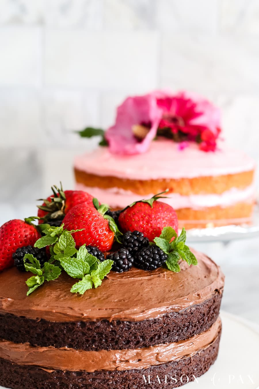 Learn how to make a naked cake! tips and ideas for making and decorating naked cakes. #nakedcake #nakedcakerecipe #cakefrosting #howtofrost #cakerecipe #creamcheesefrosting #cakedecorating #whitecake