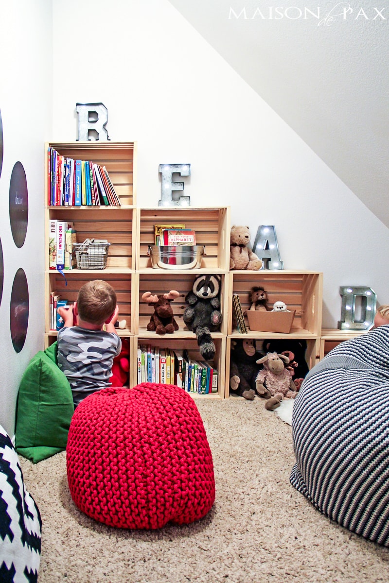 Create an adorable reading and play room for kids with this diy wood crate bookcase | aiweb9ygdry.cmersite.com
