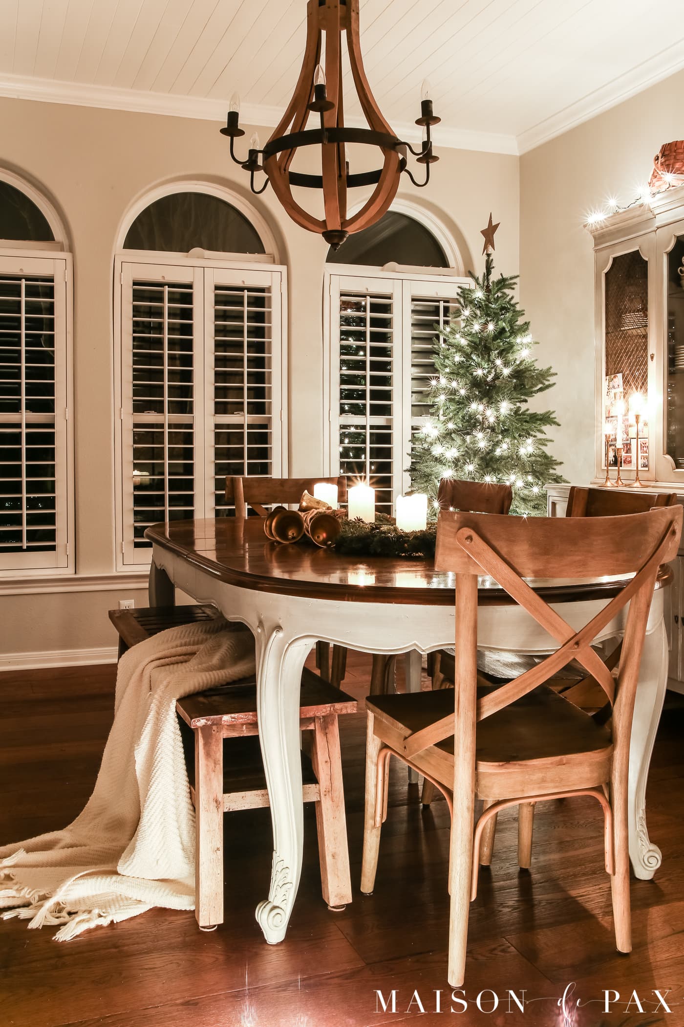  simple farmhouse dining space: gorgeous Christmas lights at night in these 25+ home tours #christmasnightstour #holidayhometour #christmaslights
