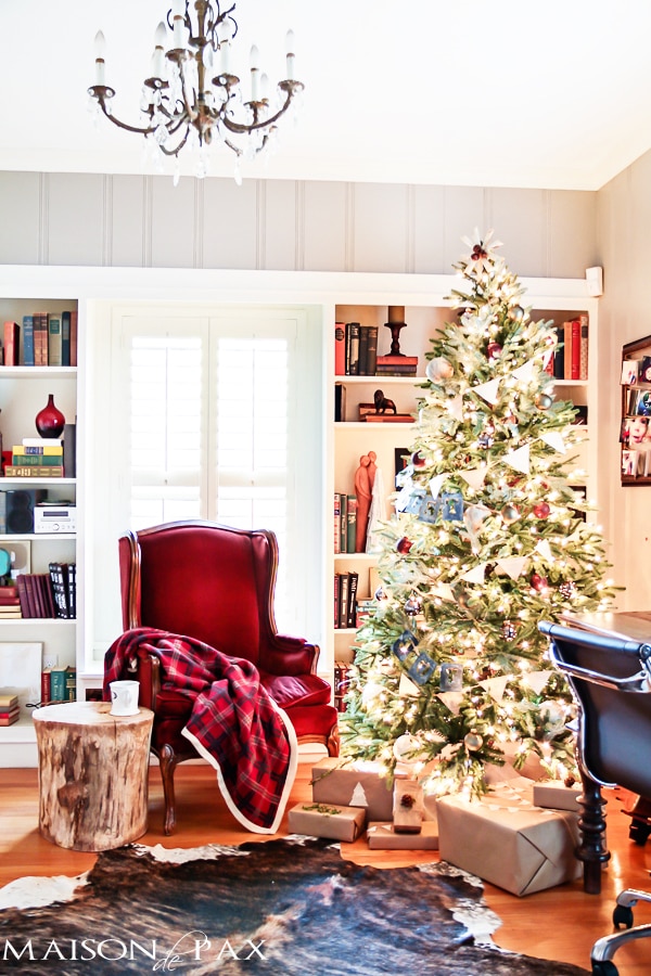 Love this simple Christmas tree decorating idea! Book page bunting and ornaments with stenciled words... Simple and beautiful! via aiweb9ygdry.cmersite.com