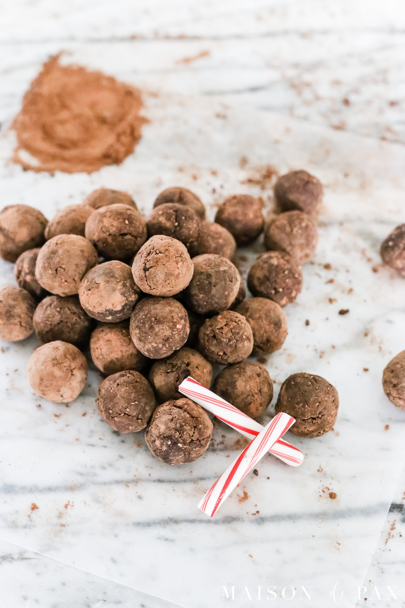 peppermint chocolate truffles: date based truffles are gluten free and guilt free! #healthyholidaydessert