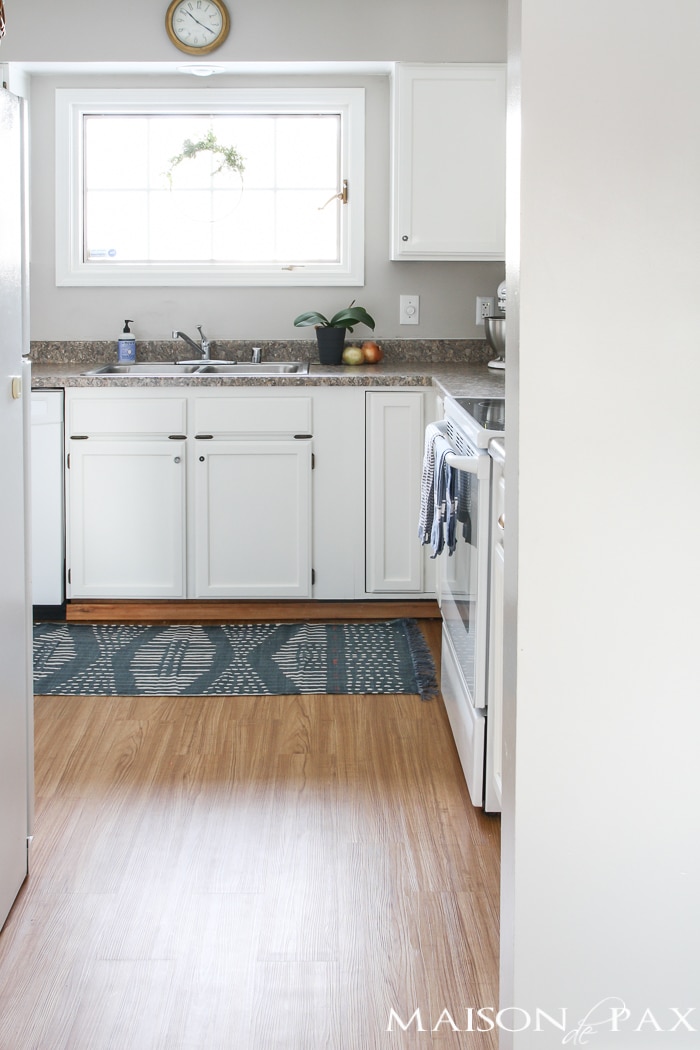 Looking for a great DIY budget alternative to linoleum? Try vinyl flooring for an affordable option for high traffic areas. This tutorial will walk you through how to install a vinyl flooring!