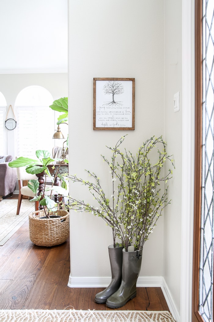 I love the flowers in rain boots! What a beautiful home with light touches of greenery perfect for spring or summer | aiweb9ygdry.cmersite.com