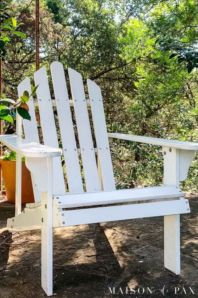 clean white painted patio furniture | Maison de Pax